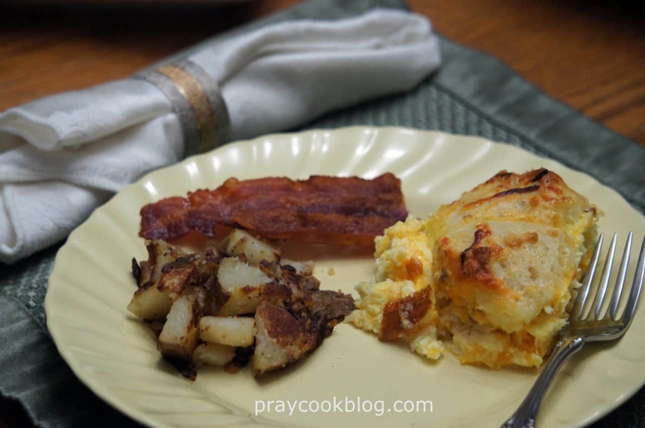 Bacon, Egg & Biscuit Casserole / Breakfast, Brunch or Dinner