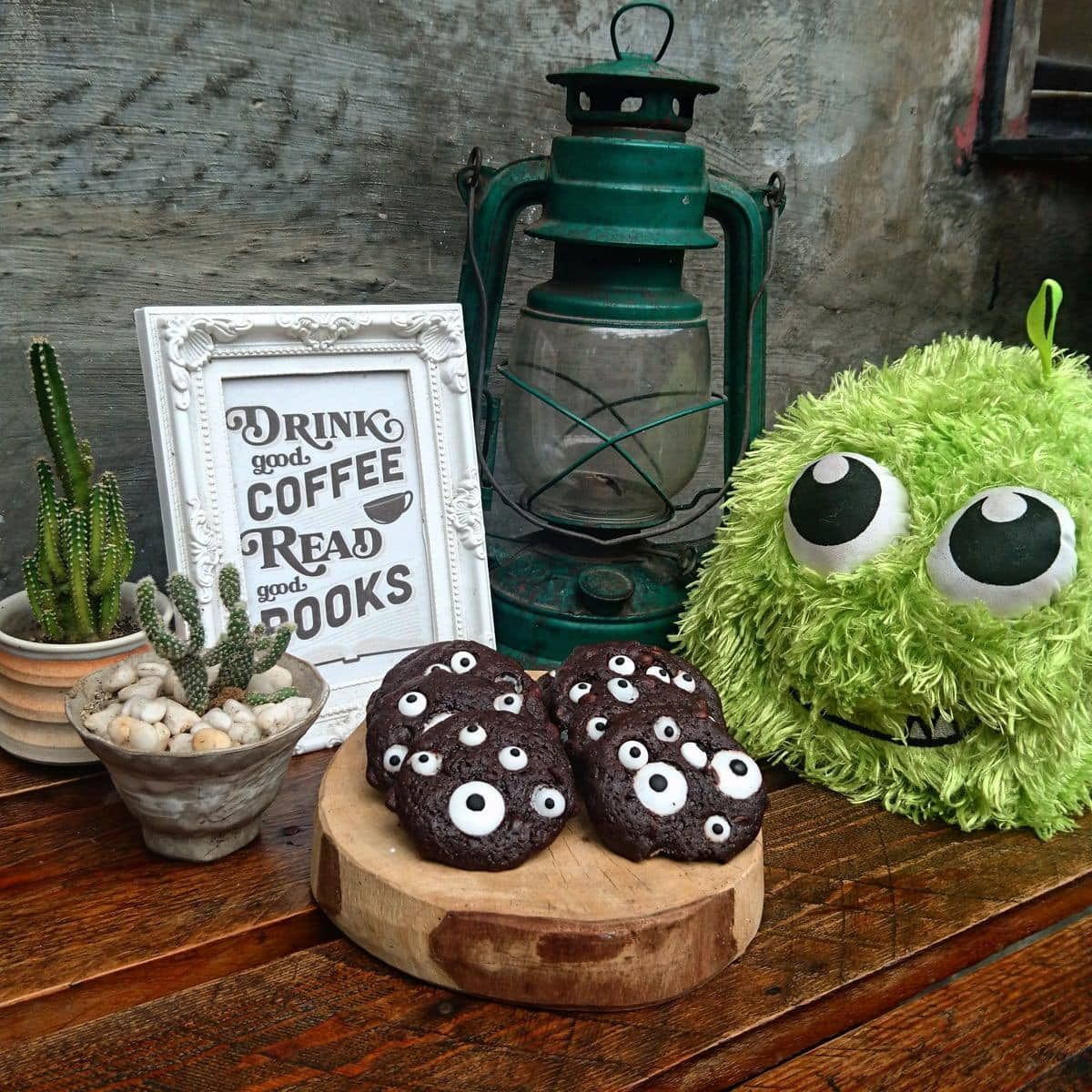 cute halloween eye cookies