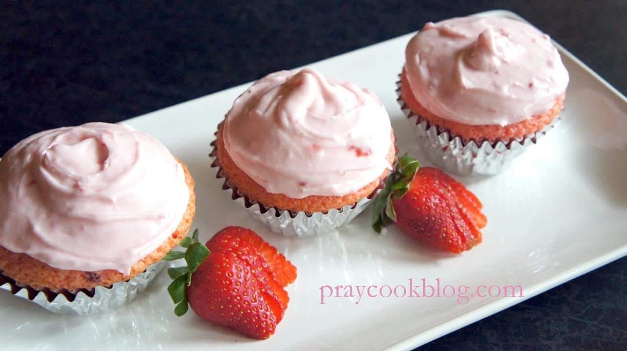 Fresh Strawberry Cupcakes Just In Time For My 3rd Blogoversary!