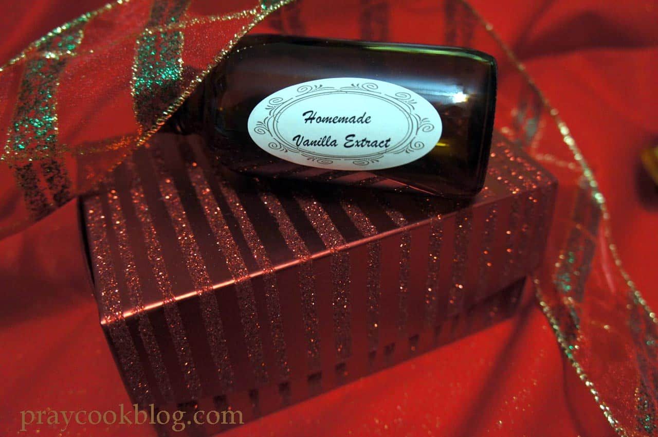 DIY Homemade Vanilla Extract – Perfect For Gift Giving
